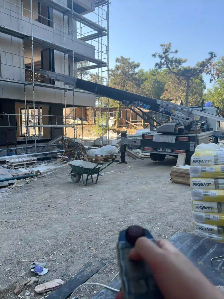 inşaata kurulmuş asansör görseli